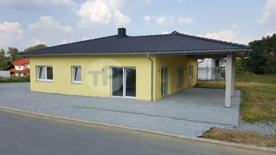 RESERVIERT! WALMDACHBUNGALOW MIT GARAGE UND CARPORT IN TRAUMHAFTER SIEDLUNGSRANDLAGE – Ansicht