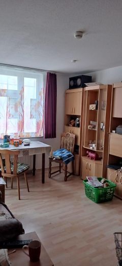 Kapitalanlage: Vermietete Seniorengerechte 2-Zi.-Whg mit Balkon und Aufzug (provisionsfrei) – Wohnzimmer
