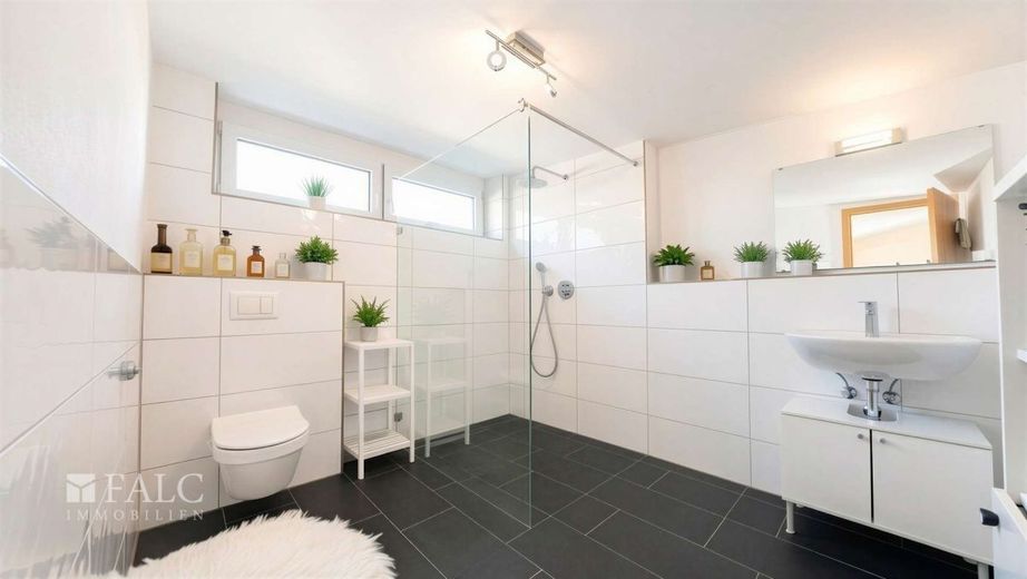 Doppelhaushälfte mit herrlicher Terrasse und A+ - FALC Immobilien – Für die Morgenroutine
