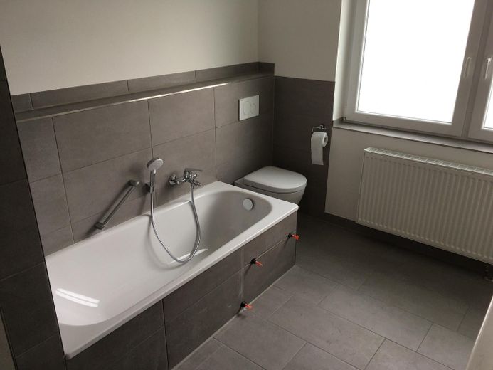 Spacious terraced house with garden, garage, fitted kitchen, and converted attic in Neu-Ulm/Gerlenhofen – Badezimmer 1. Stock