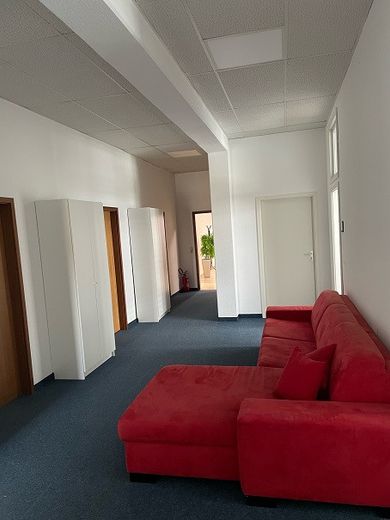 günstiger Büroraum in Gemeinschaftsbüro im Industriegebiet Leonberg an der Autobahn – Flur hinten