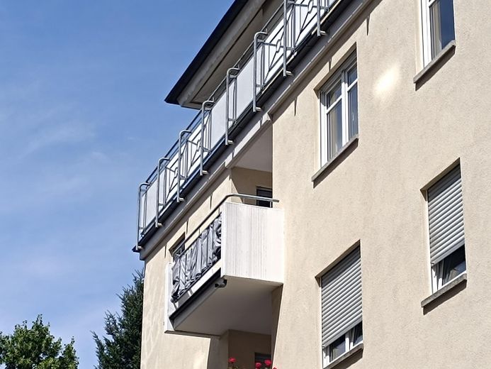 Dresden-Cotta – prov.frei, ruhige, mod. 1 Zi.-Whg. mit Balkon, sep. Küche mit Einbauten u. TG Stpl. – Hausansicht Balkon