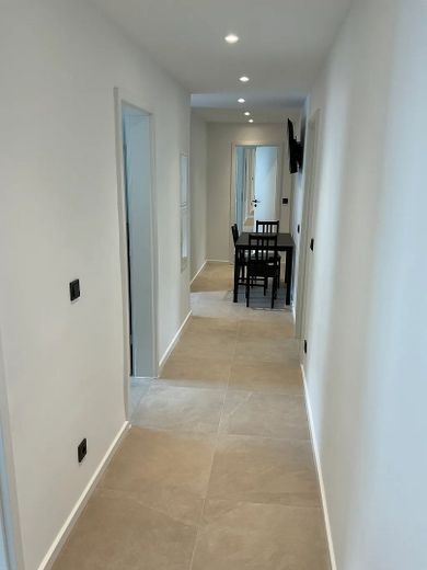Stilvolles WG-Zimmer in hochwertig ausgestatteter Wohnung - Nürnberg | Schnorrstraße 7A – Flur