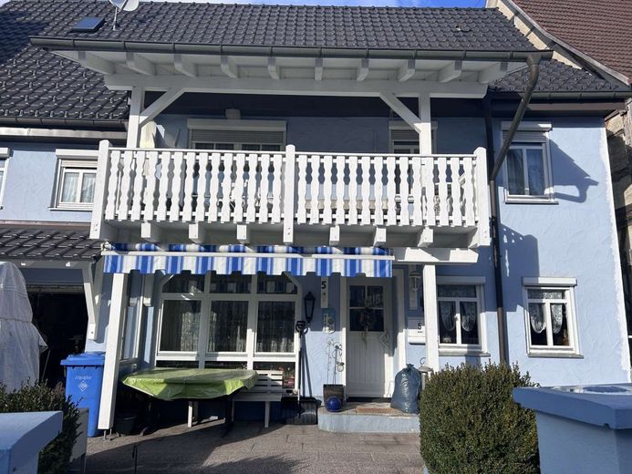 Front mit Balkon mit Vorgarten
