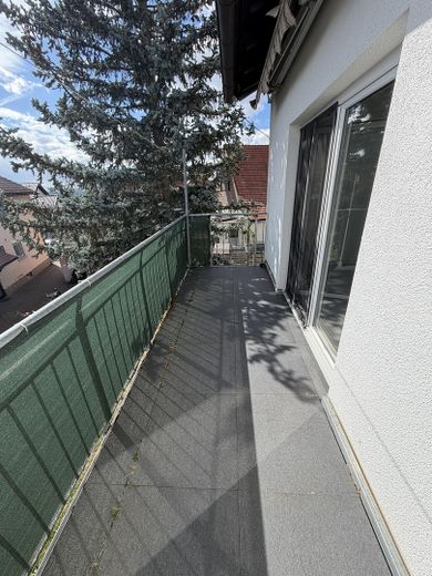 Multi-family house with large lot (3 units), ideal as a multi-generational home, for owner-occupiers or as an investment property – Balkon Wohnung OG