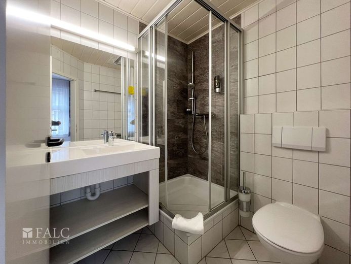 Traditionsreiches Hotelanwesen im Herzen des Thüringer Waldes - modernisiert und vielseitig nutzbar – Bad Zimmerbeispiel 1