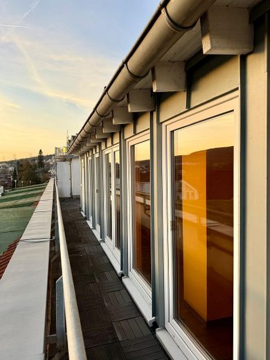 3 Zimmerwohnung mit 3 Tiefgaragenplätzen und 4 Balkonen – Wohnzimmer viele Fenster :-)