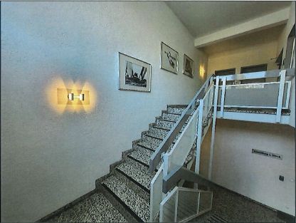 Provisievrij solitair object op toplocatie! Kantoorruimte, productie en veel buitenruimte aan de A1! – Treppenhaus Bürogebäude