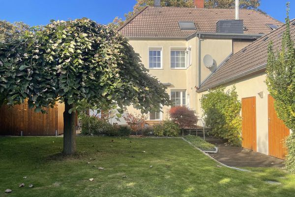 Moderna casa unifamiliare con ampi spazi e giardino idilliaco, terreno di proprietà