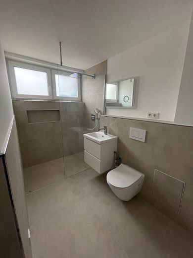 Atractiva casa adosada de esquina, clase energética A, vivienda multigeneracional con gran jardín y 2 garajes – Foto 5