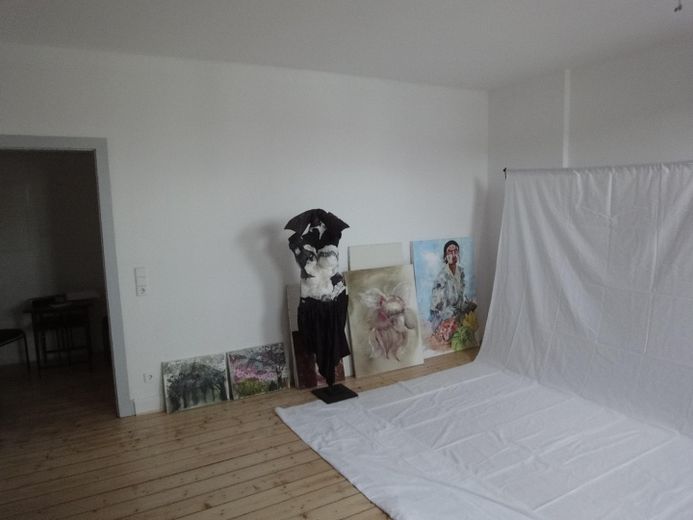 Mieszkanie typu atelier z zabudowaną kuchnią – Wohnzimmer