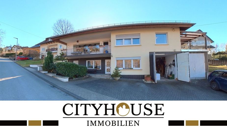 CITYHOUSE: Großzügiges Zweifamilienhaus mit Ausbaupotenzial, Garten &amp; 3 Garagen – Bild 1