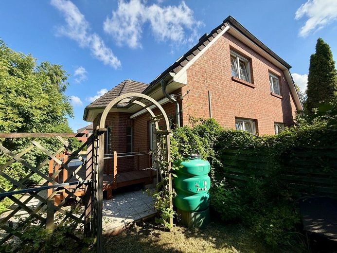 HORN IMMOBILIEN++ 2 km bis Neubrandenburg, großes Einfamilienhaus mit vielen Extras - Einliegerwohnung möglich – Giebelseite