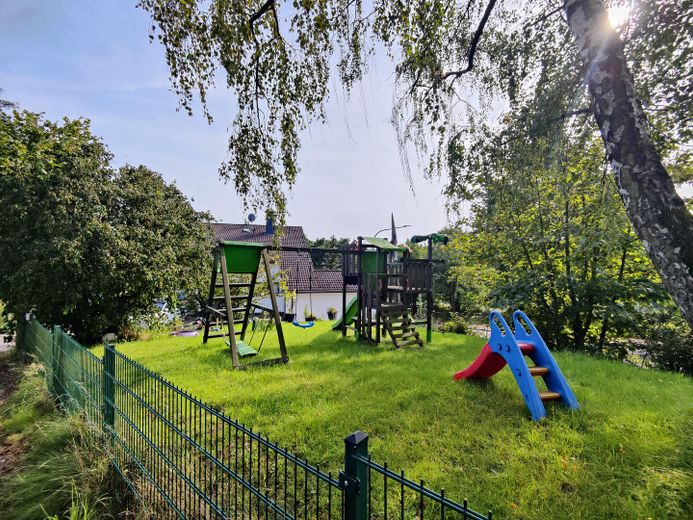 Dreifamilienhaus im Grünen mit großem Grundstück – Foto 10