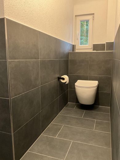 **SPRZEDAŻ PRYWATNA dom bliźniaczy / PIERWSZE ZASIEDLENIE po CAŁKOWITEJ RENOWACJI / nowa KUCHNIA NOBILIA / spokojna DZIELNICA MIESZKALNA** – Bad / WC (OG)