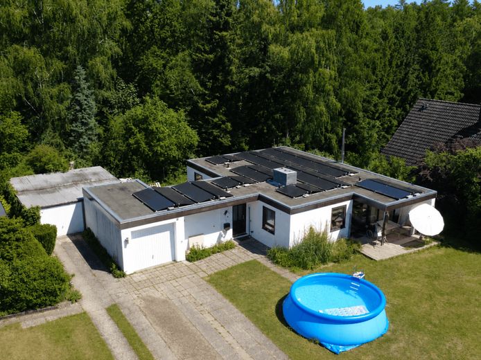 Modernes Bungalow mit ca. 200 m² Wohn- und Nutzfläche, Vollkeller und großem Grundstück in Glinde – Drohne vorne