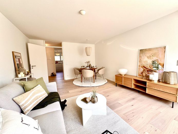 شقة ساحرة من 3 غرف: أول سكن بعد تجديد أنيق – Wohnzimmer - echtes Foto
