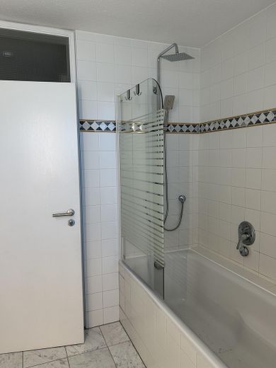 Spacious 3.5-room apartment with balcony & fitted kitchen, good transport connections in Bissingen – Badewanne Dusche