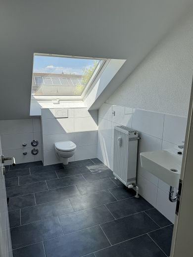 Sanierte 3-Zimmer-Dachgeschosswohnung mit Dachterrasse und Tiefgaragenplatz – Bad