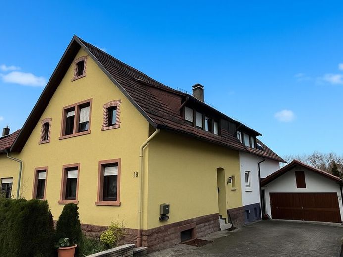 Modernisierungsbedürftige Doppelhaushälfte mit viel Potenzial in Waldbronn-Reichenbach. – Foto 1