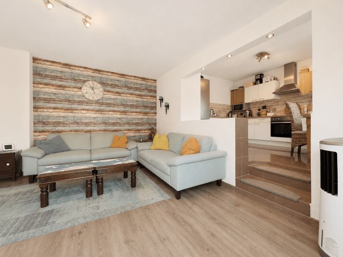 Wohnungspaket mit ca. 5,16 % Bruttorendite, Stellplätzen und Ausbaureserve in Schwarzenbek – Wohnzimmer Blick Küche