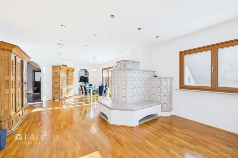 Großzügiges Einfamilienhaus mit Einliegerwohnung und Pool in ruhiger Lage – Esszimmer -1