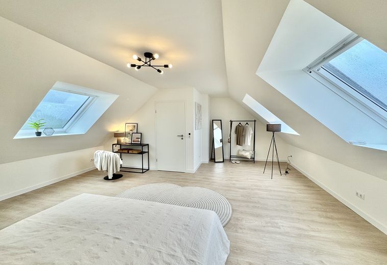 شقة 4 غرف، مجددة حديثًا وجاهزة للسكن فورًا – مع شرفتين وموقف سيارات – Schlafzimmer