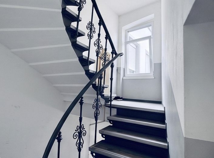 Sofort bezugsfreie 80 m² 3-Zi.-Wohnung – 3er WG-geeignet & 5,5 % Sonder AfA dank Gutachten – Treppenhaus