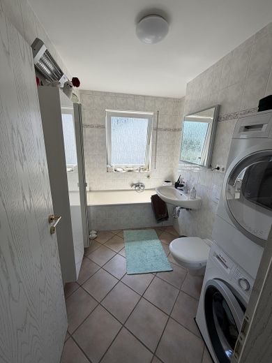 Bestlage am Budenheimer Wald / Helle 3-Zimmer Wohnung mit Balkon und Garage – Wannenbad
