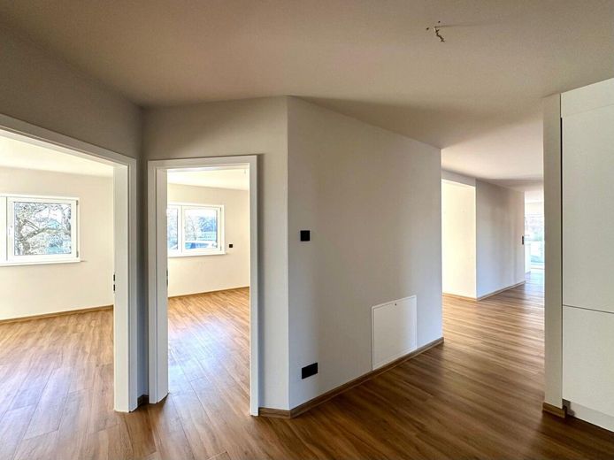 Jetzt Miete möglich! Winkelbungalow 5 km bis Neubrandenburg, Baujahr 2022, Doppelgarage, EBK,Carport – Einbauschränke auch im Flur
