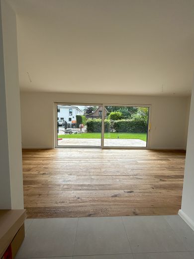 Neubau Doppelhaushälfte auf privater Wohnanlage  - A+ – Wohnzimmer/Terrasse