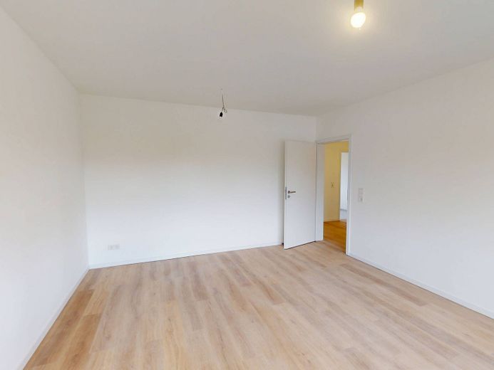 Ici, tout est parfait. | Appartement moderne à louer avec balcon et salle de bains neuve – Ansicht II: Wohn- und Esszimm…