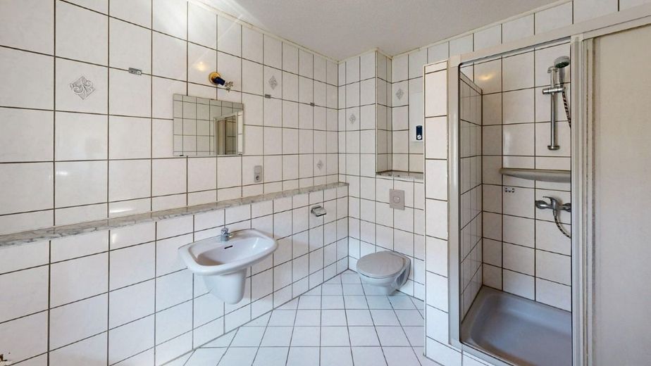 Haus mit Gewerbe + Wohnung in Köthen Innenstadt 1A-Lage - Ideal für Selbstständige oder Investoren – Badezimmer im OG