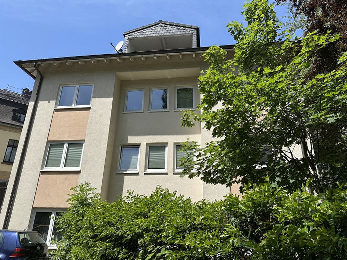 Kassel - Bad Wilhelmshöhe: Moderne 4 ZKB mit großer Terrasse – Hausansicht Rückseite
