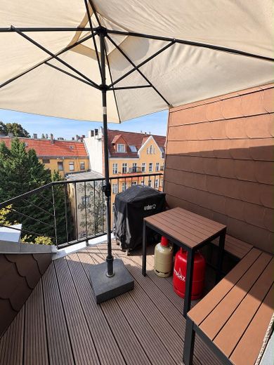 hell & möbliert: 2-Zimmer-Wohnung mit Balkon · 69 m² · befristet – Balcony