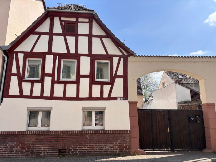 Einfamilienhaus mit 5 Zimmern in Flörsheim am Main – Haus zur Straße