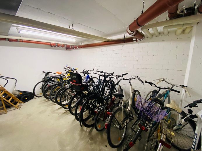 Helle 3-Zimmer-Wohnung mit Einbauküche & Aufzug & West-Loggia in München – Fahrradkeller