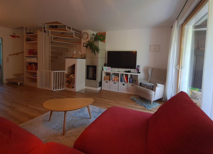 Zeer goed onderhouden, gemoderniseerde tussenwoning met tuin op het zuiden – Wohnzimmer
