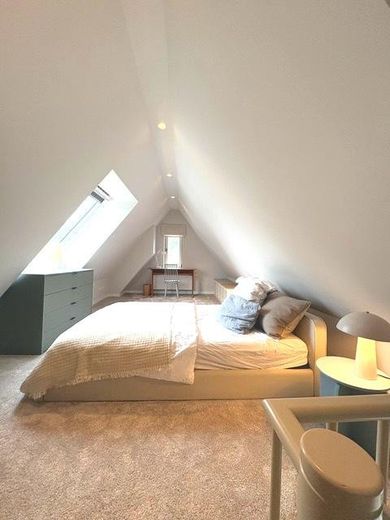 Vollmöbliertes großes Endreihenhaus in Blankenese – Spitzboden Gäste/ Arbeit