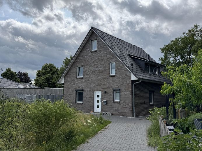Modernes Einfamilienhaus mit hochwertiger Ausstattung und Smart-Home-System in Groß Wesenberg – Vorderseite