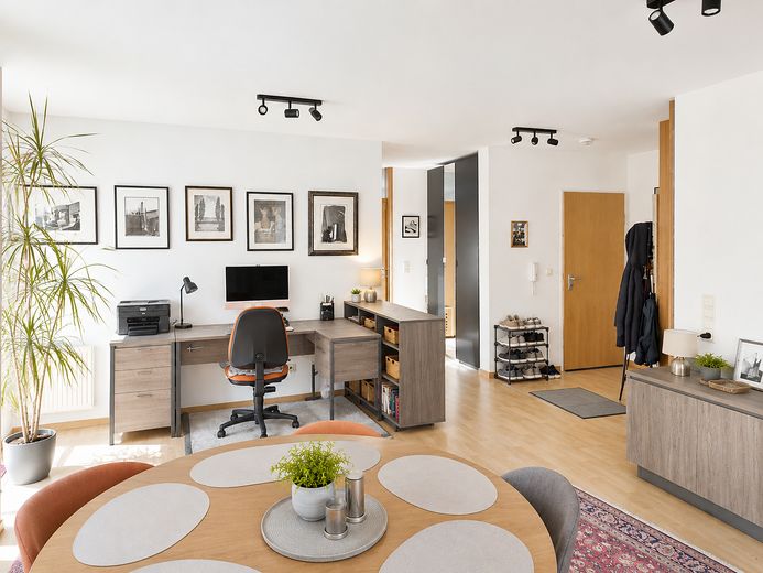 Attractif investissement locatif ou résidence principale – appartement 2 pièces, 1er étage, balcon, parking souterrain, libre d’occupation, à Kehl – Wohnzimmer