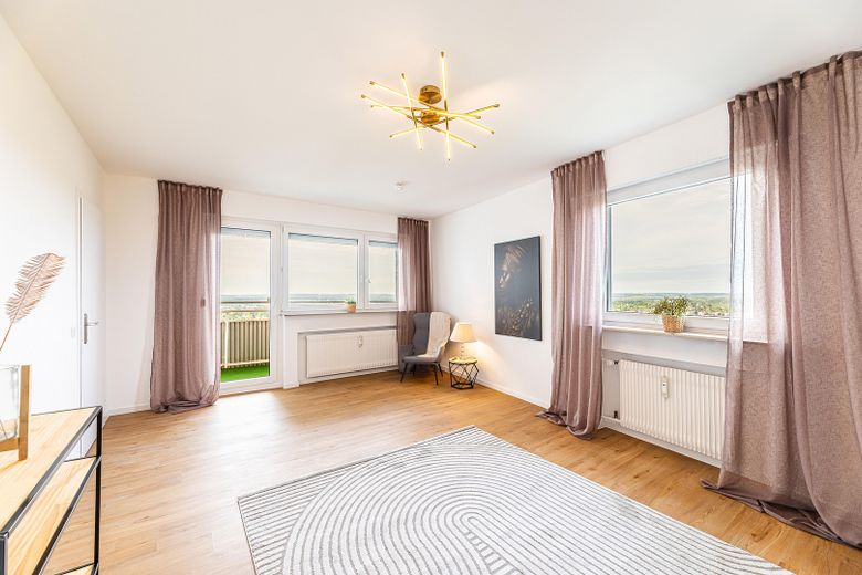 Helles Wohnzimmer mit Balkon