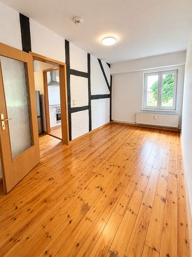 Charmante 2-Zimmer-Wohnung im Gutshaus – Naturidylle vor den Toren Stralsunds – Wohnzimmer