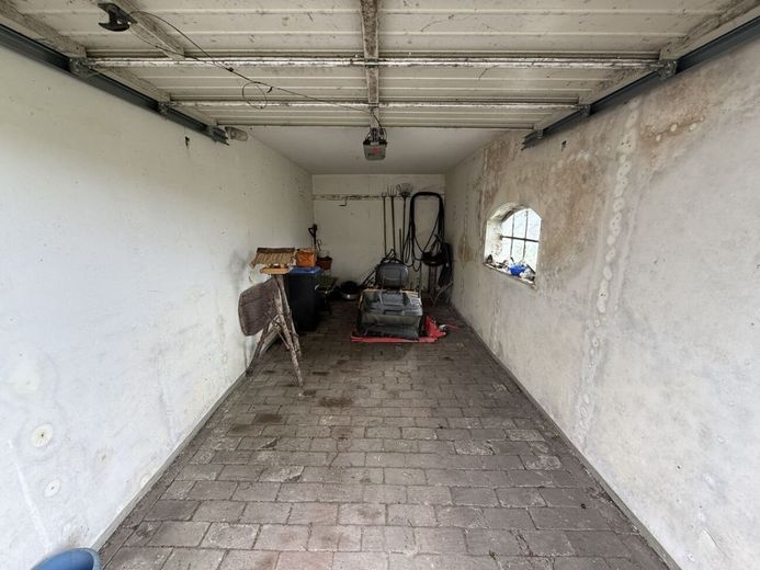 Charmantes Ein- bis Zweifamilienhaus mit Lagerflächen &amp; vielseitigem Entwicklungspotenzial – Garage