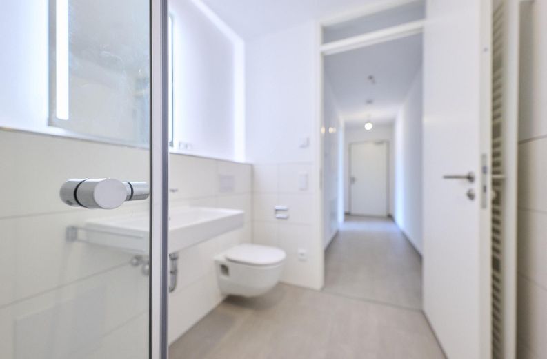 Neubau: Helle und ruhige Zwei-Zimmer-Wohnung mit luxuriöser Innenausstattung mit Balkon und EBK – Bad 5