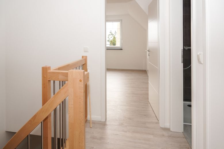 Neubau Erstbezug -  energieeffiziente Mittelwohnung im Reihenhaus für Familien zu vermieten – Flur OG (Baugleich)