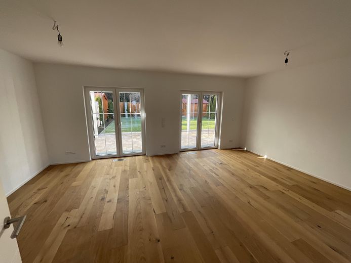 Am Waldrand - 5-Zi.-DHH | Bj. 2022 | 500 m² Grundstück – Wohnzimmer