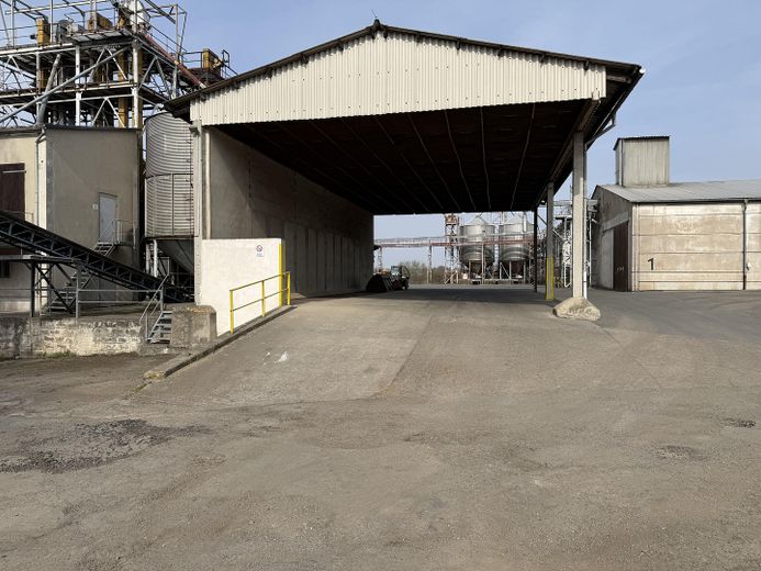 Großzügige Gewerbefläche mit Lagerhallenbestand und Büro in Neustadt a. d. Orla – Annahme