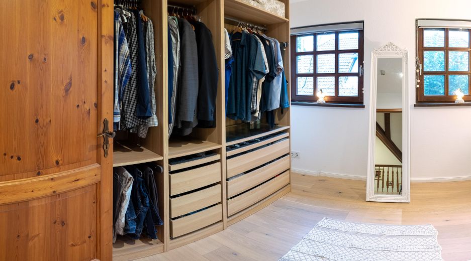 Begehbarer Kleiderschrank