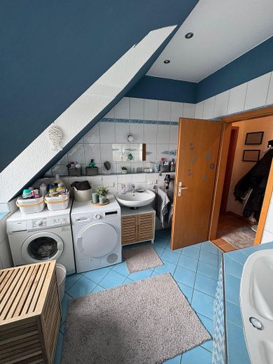 Vielseitiges Wohnhaus: Großfamilie oder 3×3-Zimmer-Wohnungen + Gewerbe & Garten – 3. Etage Badezimmer
